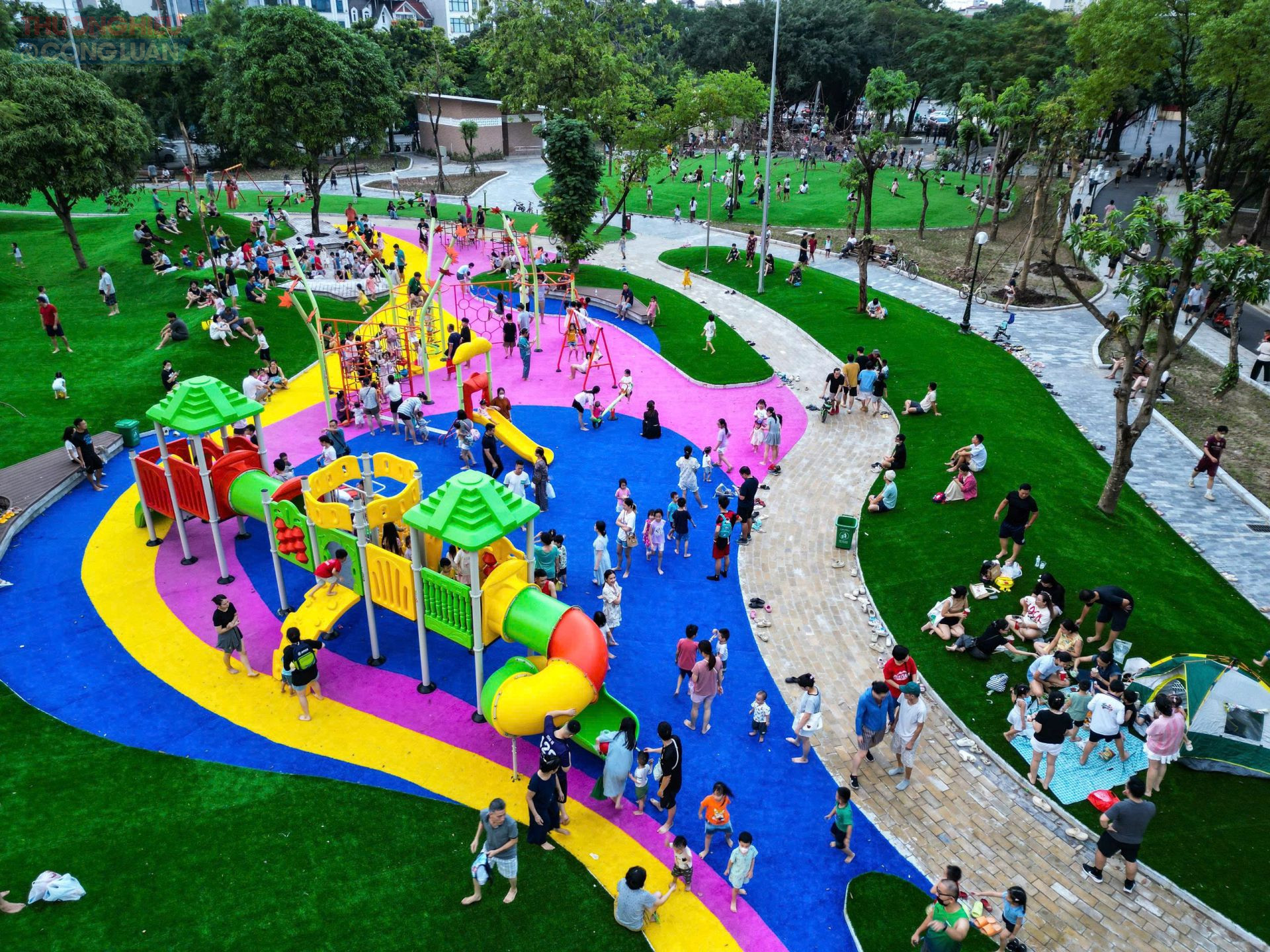 Từ lối vào bên phải, khu vui chơi trẻ em nổi bật với màu sắc tươi sáng, được đầu tư kỹ lưỡng về thiết kế và an toàn. Từ lối vào bên phải, khu vui chơi trẻ em nổi bật với màu sắc tươi sáng, được đầu tư kỹ lưỡng về thiết kế và an toàn.