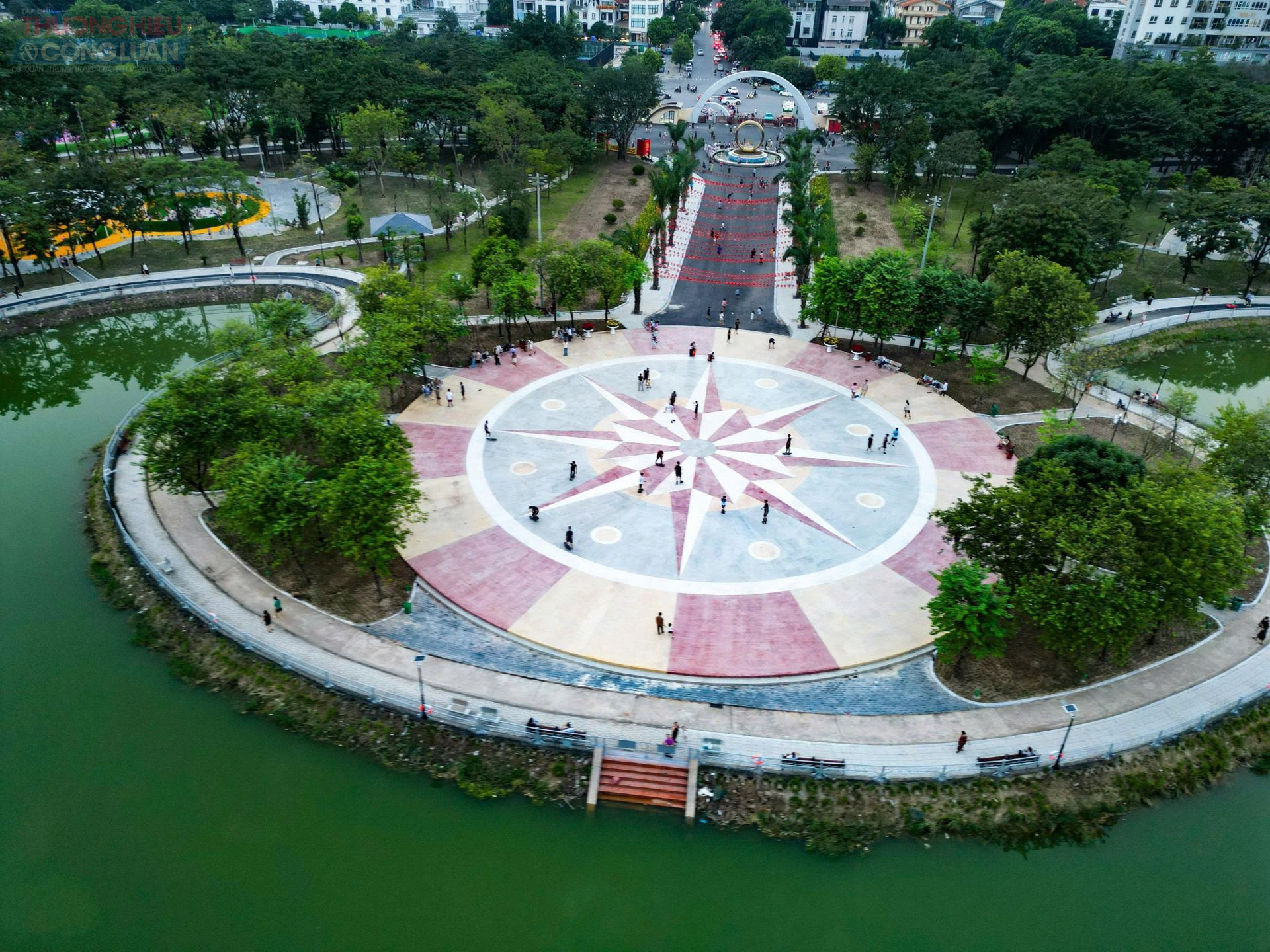 Tọa lạc tại phường Cầu Giấy (Hà Nội), Công viên Cầu Giấy vốn là điểm đến quen thuộc của người dân Thủ đô nhiều năm qua. Sau 8 tháng đóng cửa cải tạo với tổng mức đầu tư hơn 66 tỷ đồng, công viên đã “lột xác” với hệ thống hạ tầng hiện đại, cảnh quan được chỉnh trang đồng bộ. Tọa lạc tại phường Cầu Giấy (Hà Nội), Công viên Cầu Giấy vốn là điểm đến quen thuộc của người dân Thủ đô nhiều năm qua. Sau 8 tháng đóng cửa cải tạo với tổng mức đầu tư hơn 66 tỷ đồng, công viên đã “lột xác” với hệ thống hạ tầng hiện đại, cảnh quan được chỉnh trang đồng bộ.