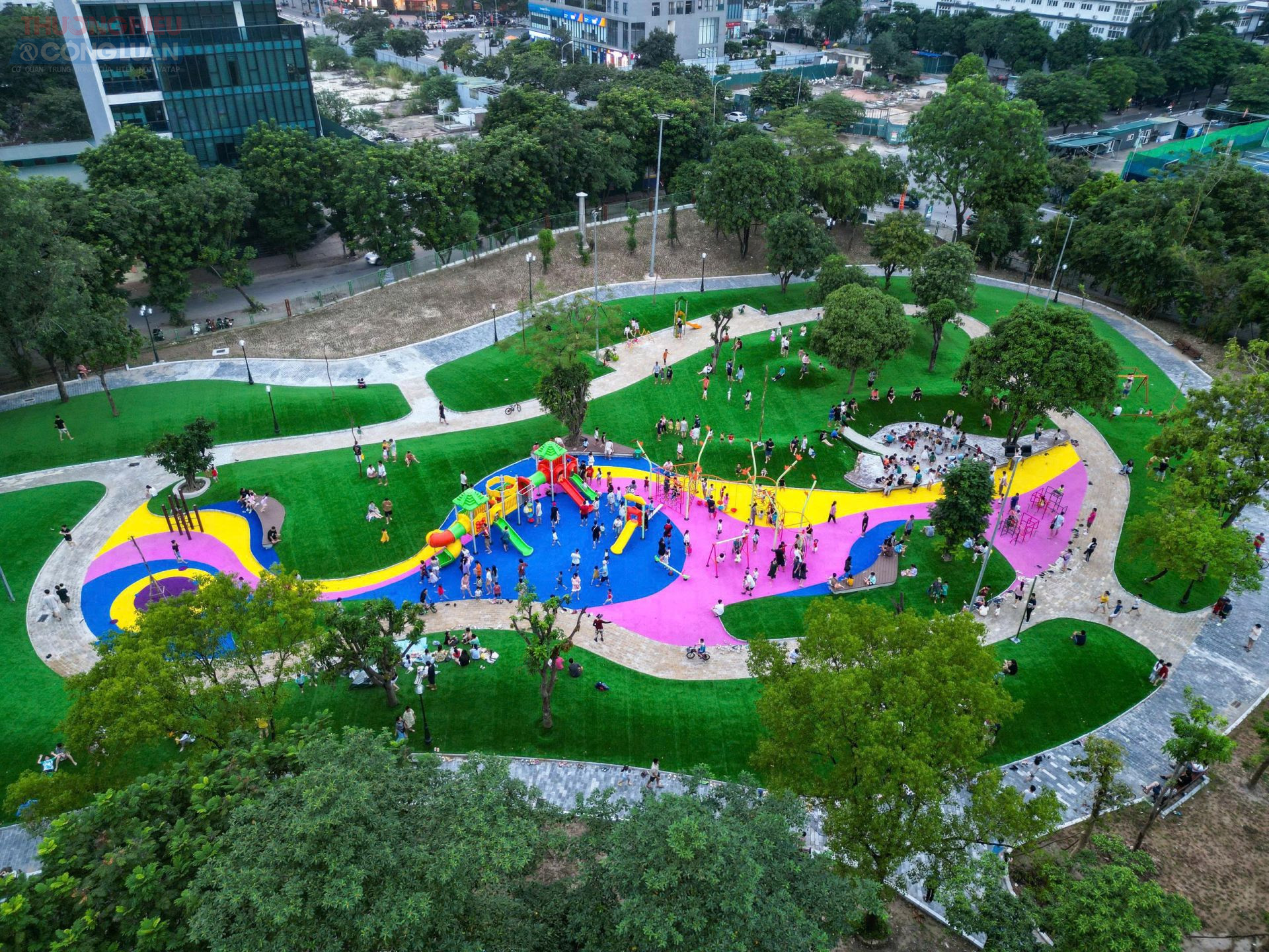 Dự án cải tạo Công viên Cầu Giấy không chỉ là việc sửa chữa hạ tầng mà là một cuộc nâng cấp toàn diện, với nhiều thay đổi mang tính đột phá, thể hiện tư duy quy hoạch đô thị hiện đại và hướng đến người dân. Dự án cải tạo Công viên Cầu Giấy không chỉ là việc sửa chữa hạ tầng mà là một cuộc nâng cấp toàn diện, với nhiều thay đổi mang tính đột phá, thể hiện tư duy quy hoạch đô thị hiện đại và hướng đến người dân.