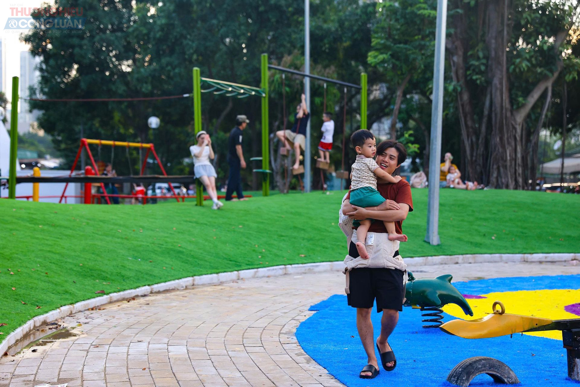 “Không gian rộng rãi, sạch đẹp hơn hẳn trước kia. Con tôi rất thích khu trò chơi mới này, vừa an toàn vừa vui,” chị Nguyễn Thu Hằng (phường Dịch Vọng) chia sẻ. “Không gian rộng rãi, sạch đẹp hơn hẳn trước kia. Con tôi rất thích khu trò chơi mới này, vừa an toàn vừa vui,” chị Nguyễn Thu Hằng (phường Dịch Vọng) chia sẻ.