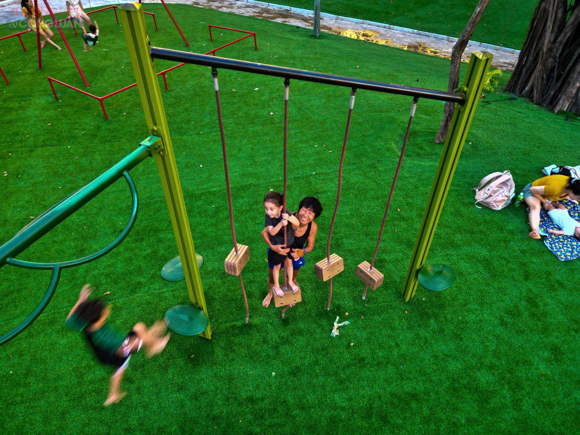 Hệ thống cầu trượt, xích đu, nhà bóng, lưới nhện, sân chơi cát... đều được thay bằng thiết bị mới sử dụng vật liệu chống nóng, không sắc cạnh. Hệ thống cầu trượt, xích đu, nhà bóng, lưới nhện, sân chơi cát... đều được thay bằng thiết bị mới sử dụng vật liệu chống nóng, không sắc cạnh.