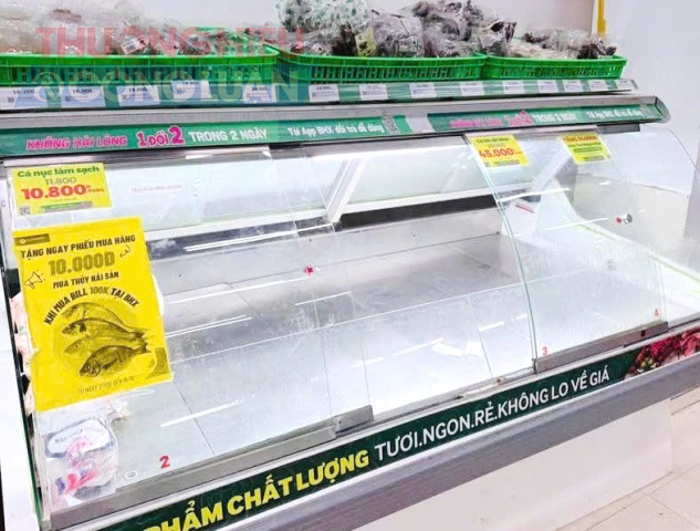 Quầy hàng thực phẩm tươi sống ở cửa hàng Bách Hóa Xanh hết sạch. Quầy hàng thực phẩm tươi sống ở cửa hàng Bách Hóa Xanh hết sạch.