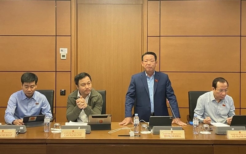 ĐBQH Bùi Mạnh Khoa tham gia phát biểu tại tổ.