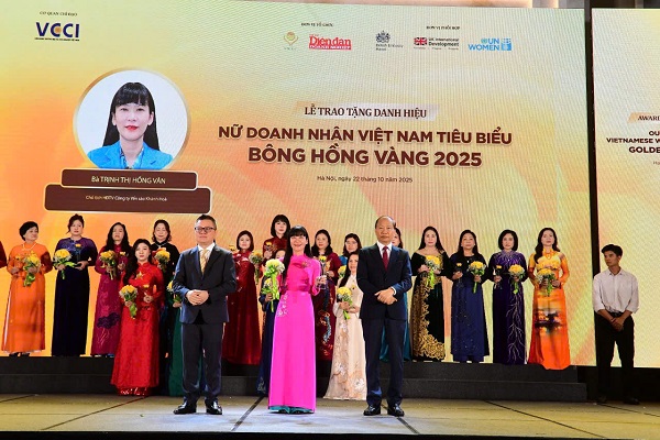 Chủ tịch HĐTV Công ty Yến sào Khánh Hòa Trịnh Thị Hồng Vân nhận danh hiệu “Nữ Doanh nhân Việt Nam tiêu biểu – Bông Hồng Vàng năm 2025”