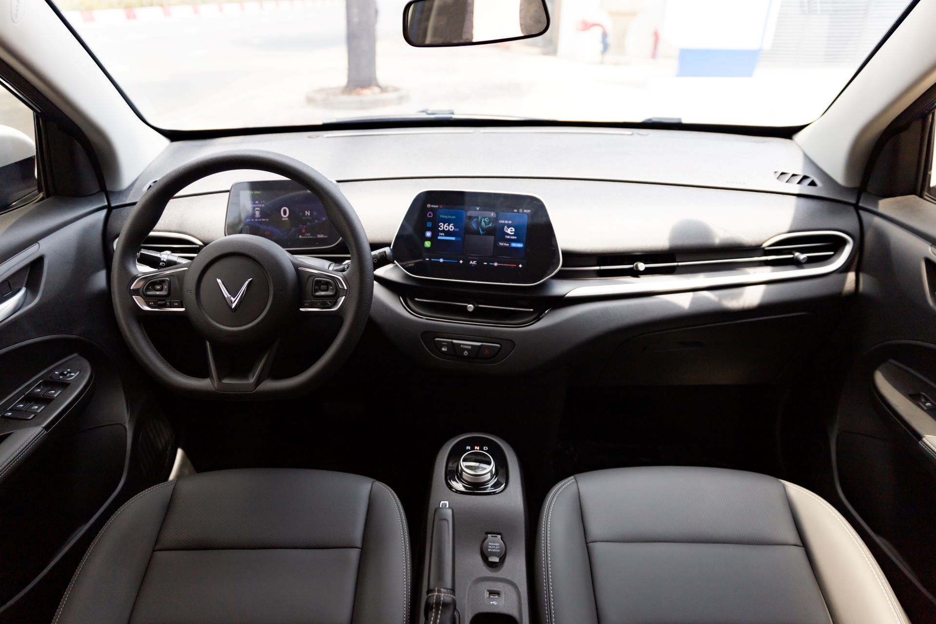 “Việc sạc xe ở các tỉnh khá ổn. Trạm sạc đã phủ rộng, đi đâu chỉ cần mở ứng dụng của VinFast lên là tìm được trụ sạc gần nhất. Số lượng trạm sạc ngày càng nhiều nên rất tiện”, anh Tuấn nói. “Việc sạc xe ở các tỉnh khá ổn. Trạm sạc đã phủ rộng, đi đâu chỉ cần mở ứng dụng của VinFast lên là tìm được trụ sạc gần nhất. Số lượng trạm sạc ngày càng nhiều nên rất tiện”, anh Tuấn nói.