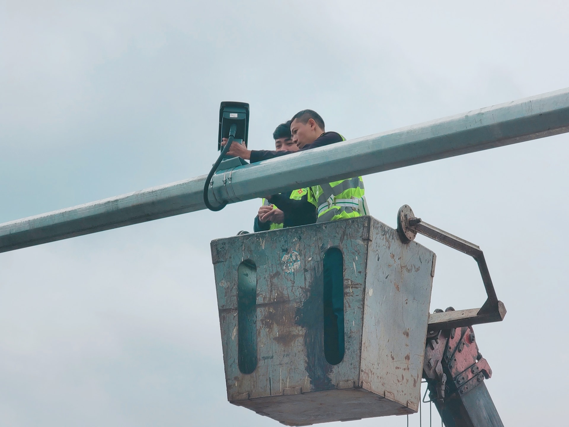 Lắp đặt, tinh chỉnh camera AI tại nút giao Phạm Hùng - Khuất Duy Tiến. Ảnh: MH Lắp đặt, tinh chỉnh camera AI tại nút giao Phạm Hùng - Khuất Duy Tiến. Ảnh: MH