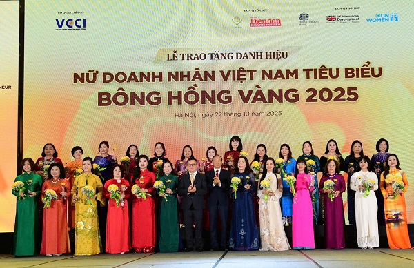 Bà Trịnh Thị Hồng Vân cùng các nữ Doanh nhân được tôn vinh chụp ảnh lưu niệm với Lãnh đạo VCCI tại buổi lễ