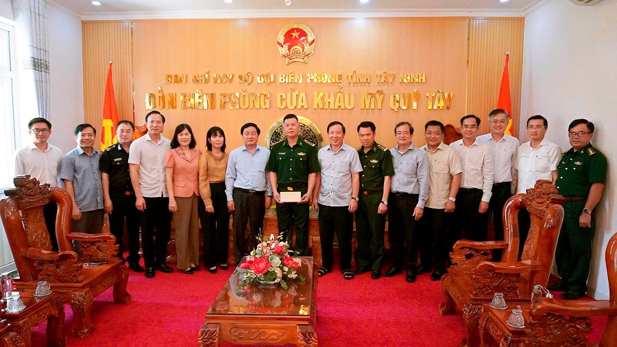 / Đoàn công tác của lãnh đạo tỉnh Tây Ninh tặng quà và gửi lời chúc mừng, động viên đến toàn thể cán bộ, chiến sỹ Đồn BPCK Mỹ Quý Tây. / Đoàn công tác của lãnh đạo tỉnh Tây Ninh tặng quà và gửi lời chúc mừng, động viên đến toàn thể cán bộ, chiến sỹ Đồn BPCK Mỹ Quý Tây.