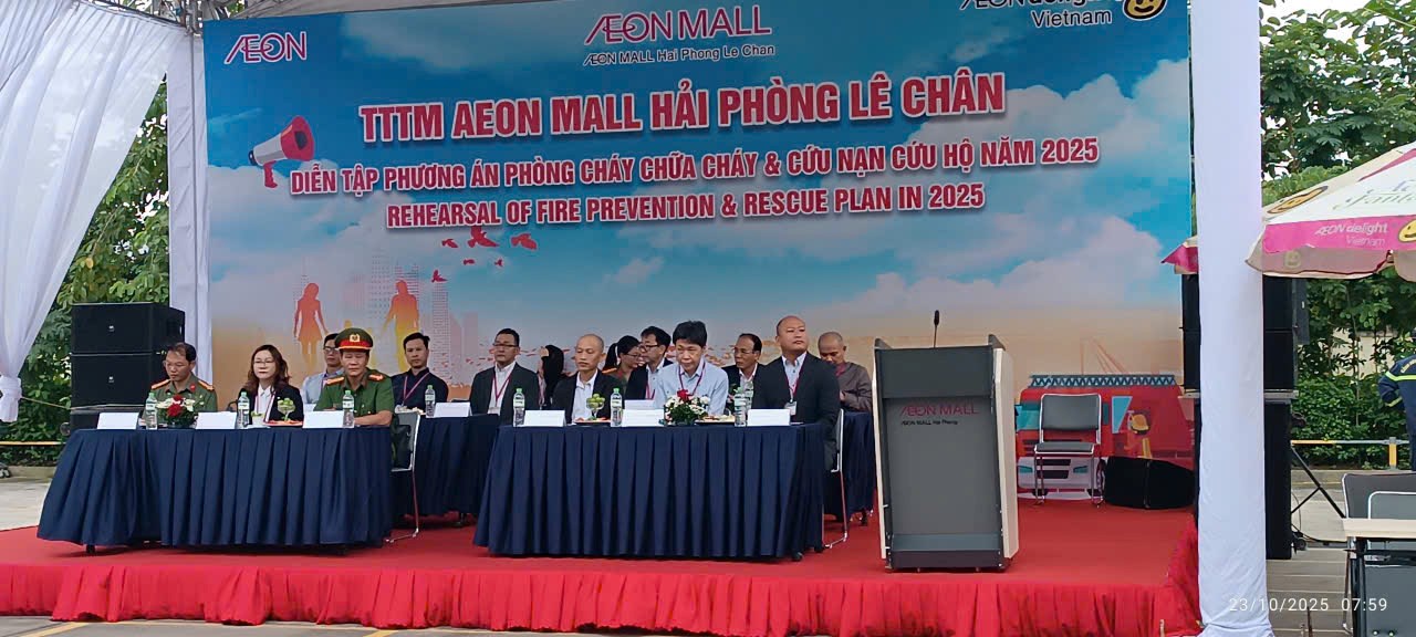 Đại biểu dự diễn tập. Đại biểu dự diễn tập.