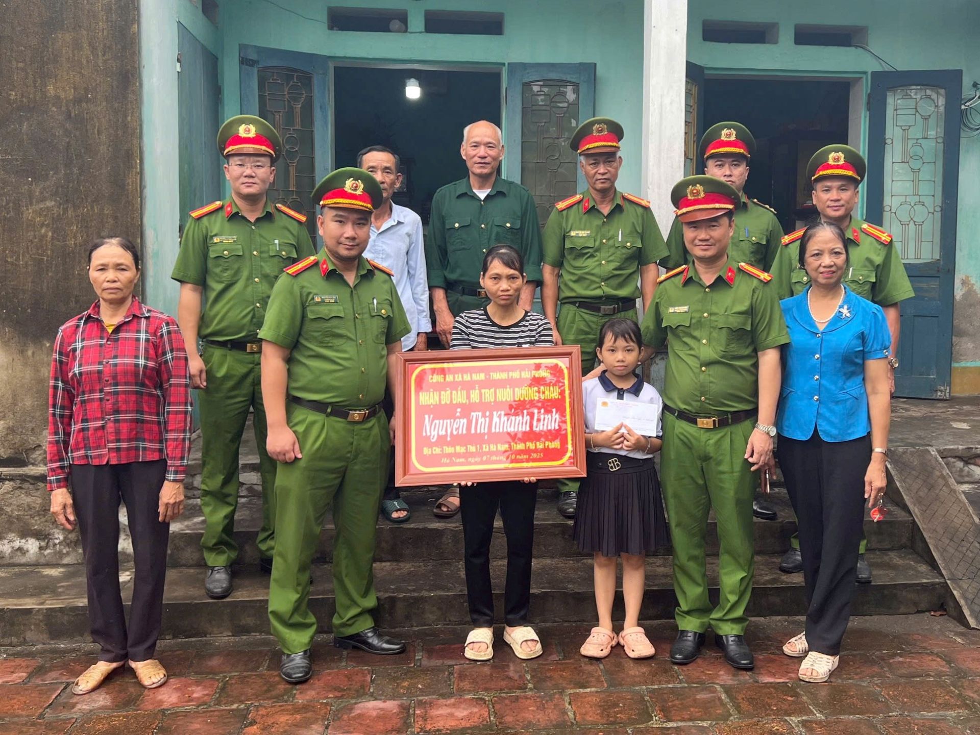 Công an xã Hà Nam nhận đỡ đầu, hỗ trợ nuôi dưỡng hai cháu nhỏ có hoàn cảnh đặc biệt khó khăn