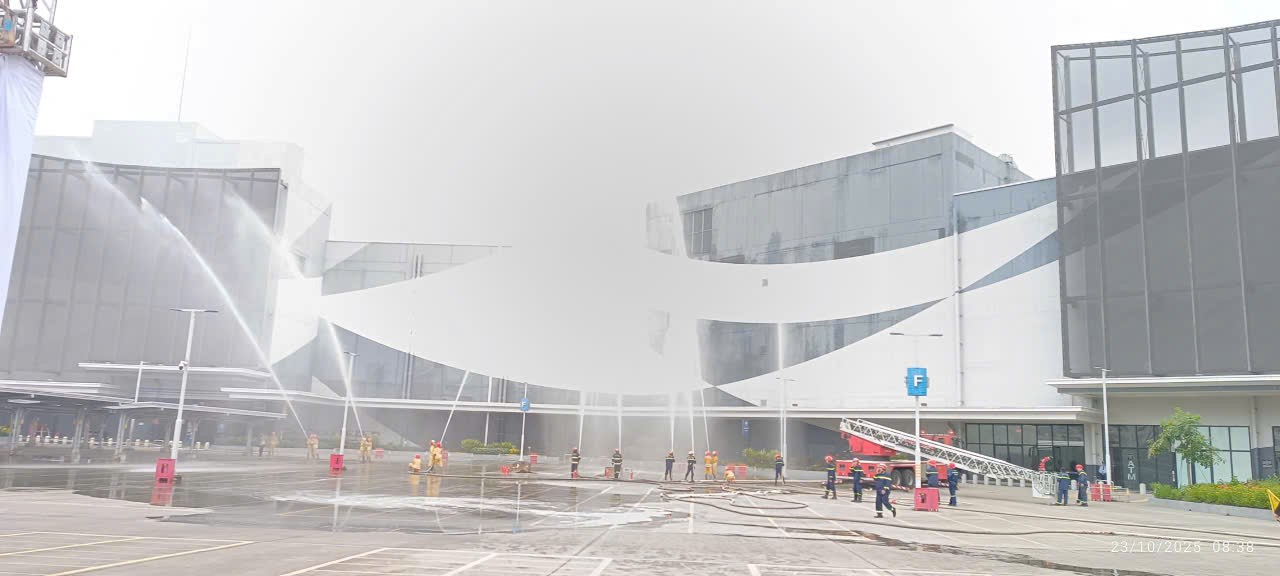 Lực lượng Cảnh sát PCCC và CNCH phối hợp chữa cháy và cứu nạn cứu hộ. Lực lượng Cảnh sát PCCC và CNCH phối hợp chữa cháy và cứu nạn cứu hộ.