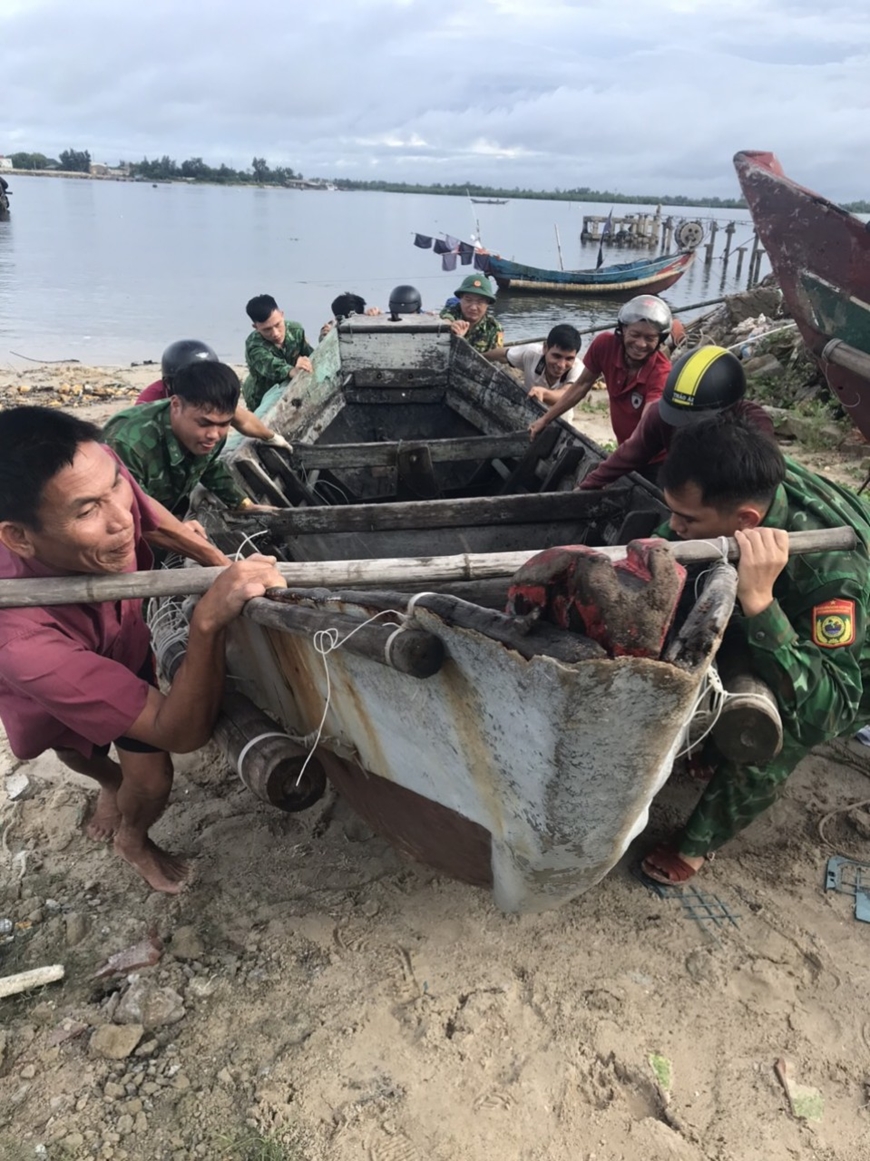 Cán bộ, chiến sĩ BĐBP tỉnh Quảng Nam hỗ trợ ngư dân đưa thuyền lên bờ. Ảnh: VH – ĐM Cán bộ, chiến sĩ BĐBP tỉnh Quảng Nam hỗ trợ ngư dân đưa thuyền lên bờ. Ảnh: VH – ĐM