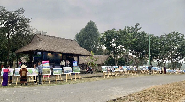 Hy vọng không gian trưng bày, triển lãm của tỉnh Gia Lai tại Hội chợ Mùa Thu 2025 đạt được kết quả khả quan. Trong ảnh: Một góc Triển lãm ảnh du lịch Quy Nhơn tại Làng Văn hóa Du lịch các Dân tộc Việt Nam. Ảnh: Lê Trân.