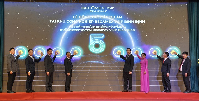 Đại biểu lãnh đạo, quan khách thực hiện nghi thức khởi công trực tuyến các hạng mục công trình thuộc Khu công nghiệp, đô thị và dịch vụ Becamex VSIP Bình Định. Ảnh VH