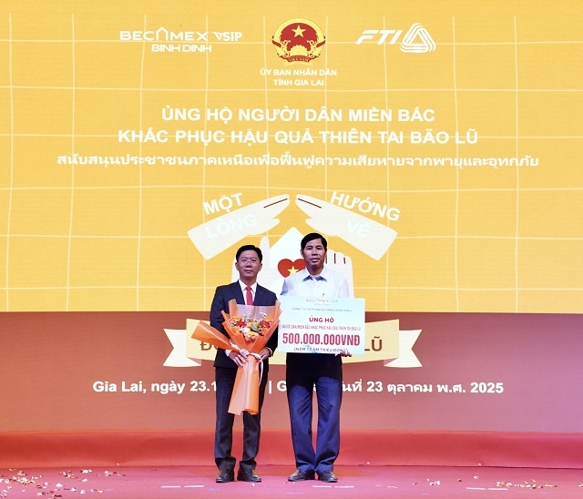 Ông Nguyễn Văn Lăng (bên trái) trao bảng tượng trưng số tiền 500 triệu đồng cho đại diện Ủy ban MTTQ Việt Nam tỉnh. Ảnh: Viết Hiền