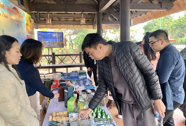 Du khách thưởng thức “đặc sản Xứ Nẫu” giới thiệu tại tại Làng Văn hóa Du lịch các Dân tộc Việt Nam. Ảnh: Lê-Trân