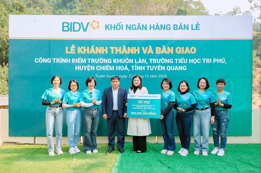 Bà Nguyễn Thị Quỳnh Giao tại hoạt động An sinh xã hội tặng trường học cho trẻ em vùng sâu, vùng xa Bà Nguyễn Thị Quỳnh Giao tại hoạt động An sinh xã hội tặng trường học cho trẻ em vùng sâu, vùng xa