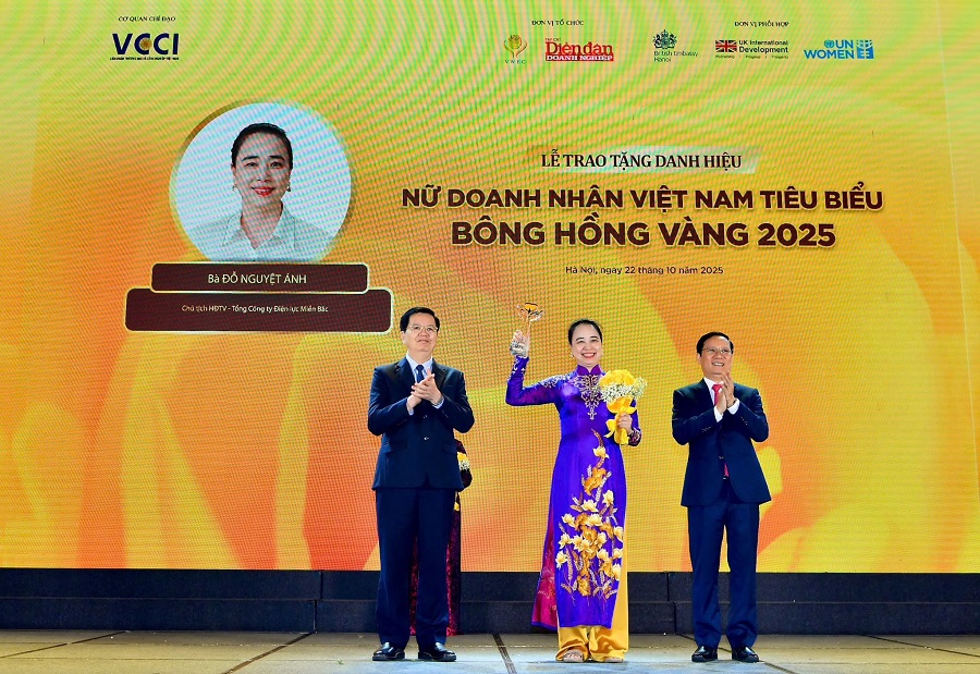 Chủ tịch HĐTV EVNNPC Đỗ Nguyệt Ánh nhận danh hiệu “Bông hồng Vàng 2025”