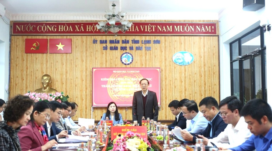 Thứ trưởng Phạm Ngọc Thưởng kiểm tra công tác giáo dục sau bão số 11 tại Lạng Sơn