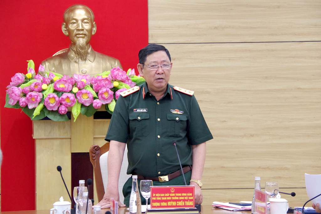 Thượng tướng Huỳnh Chiến Thắng, Ủy viên Trung ương Đảng, Phó Tổng Tham mưu trưởng QĐND Việt Nam, phát biểu kết luận buổi làm việc. Thượng tướng Huỳnh Chiến Thắng, Ủy viên Trung ương Đảng, Phó Tổng Tham mưu trưởng QĐND Việt Nam, phát biểu kết luận buổi làm việc.