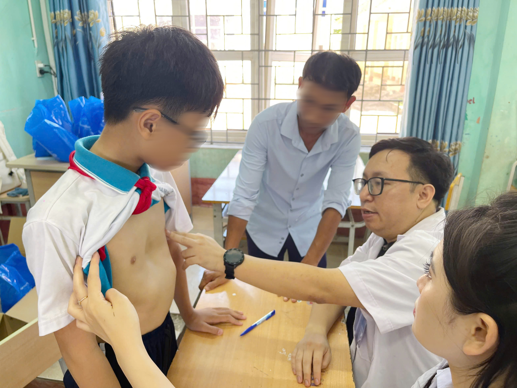 Bệnh viện Bãi Cháy can thiệp sớm dị tật lõm ngực cho trẻ em