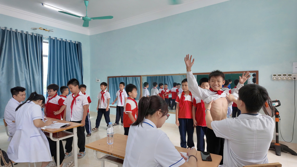 Đoàn bác sĩ Bệnh viện Bãi Cháy khám sàng lọc lõm ngực bẩm sinh cho trẻ tại đặc khu Cô Tô.