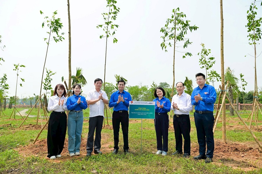 Chị Nguyễn Thị Quỳnh Giao chỉ đạo và trực tiếp tham gia các hoạt động an sinh của Đoàn Thanh niên BIDV. Ảnh Trồng cây tại Đền Hùng Chị Nguyễn Thị Quỳnh Giao chỉ đạo và trực tiếp tham gia các hoạt động an sinh của Đoàn Thanh niên BIDV. Ảnh Trồng cây tại Đền Hùng