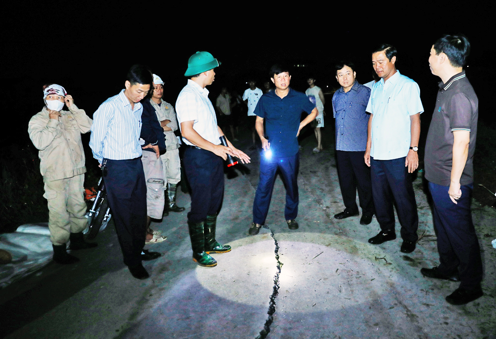 Đồng ch&iacute; L&ecirc; Xu&acirc;n Lợi Ph&oacute; Chủ tịch UBND tỉnh kiểm tra c&ocirc;ng t&aacute;c chống lũ tại tuyến đ&ecirc; tả Cầu qua địa b&agrave;n th&ocirc;n Mai Hạ, x&atilde; Xu&acirc;n Cẩm rạng s&aacute;ng 9/10.