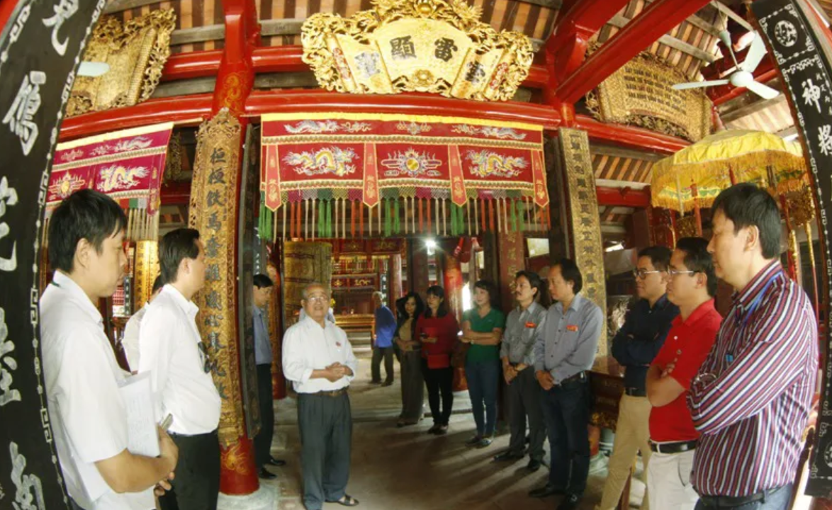 Đoàn khảo sát của sở Du lịch Hà Nội và các doanh nghiệp lữ hành làm việc tại đền Phù Đổng, Gia Lâm. Ảnh: Hồng Hạnh Đoàn khảo sát của sở Du lịch Hà Nội và các doanh nghiệp lữ hành làm việc tại đền Phù Đổng, Gia Lâm. Ảnh: Hồng Hạnh