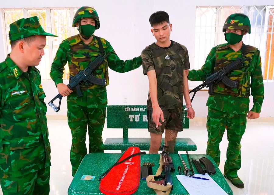 Tây Ninh: Bắt giữ đối tượng mang theo vũ khí quân dụng xuất cảnh