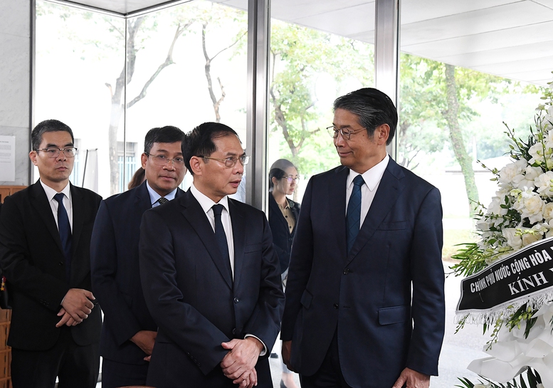 Phó Thủ tướng Bùi Thanh Sơn viếng nguyên Thủ tướng Nhật Bản Murayama Tomoiichi