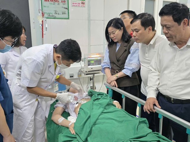 Khống chế đối tượng dùng hung khí tấn công nhân viên y tế và người nhà bệnh nhân tại Bệnh viện Sản Nhi Nghệ An