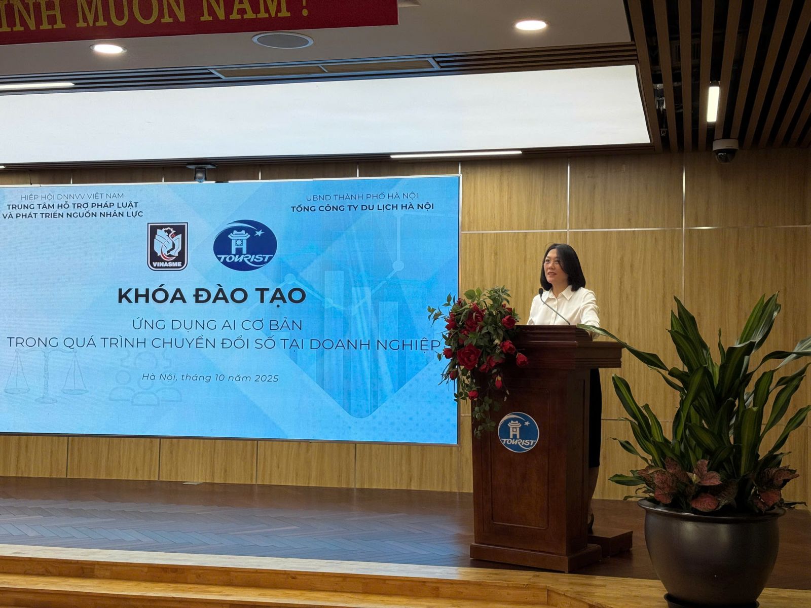 Tổng Giám đốc Tổng công ty Du lịch Hà Nội Nguyễn Thị Vân phát biểu khai mạc Tổng Giám đốc Tổng công ty Du lịch Hà Nội Nguyễn Thị Vân phát biểu khai mạc