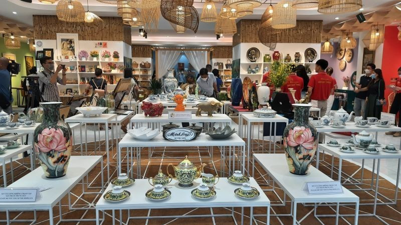 Khách tham quan các sản phẩm của doanh nghiệp trưng bày tại showroom Trung tâm Xúc tiến Thương mại và Đầu tư Thành phố Hồ Chí Minh. Khách tham quan các sản phẩm của doanh nghiệp trưng bày tại showroom Trung tâm Xúc tiến Thương mại và Đầu tư Thành phố Hồ Chí Minh.