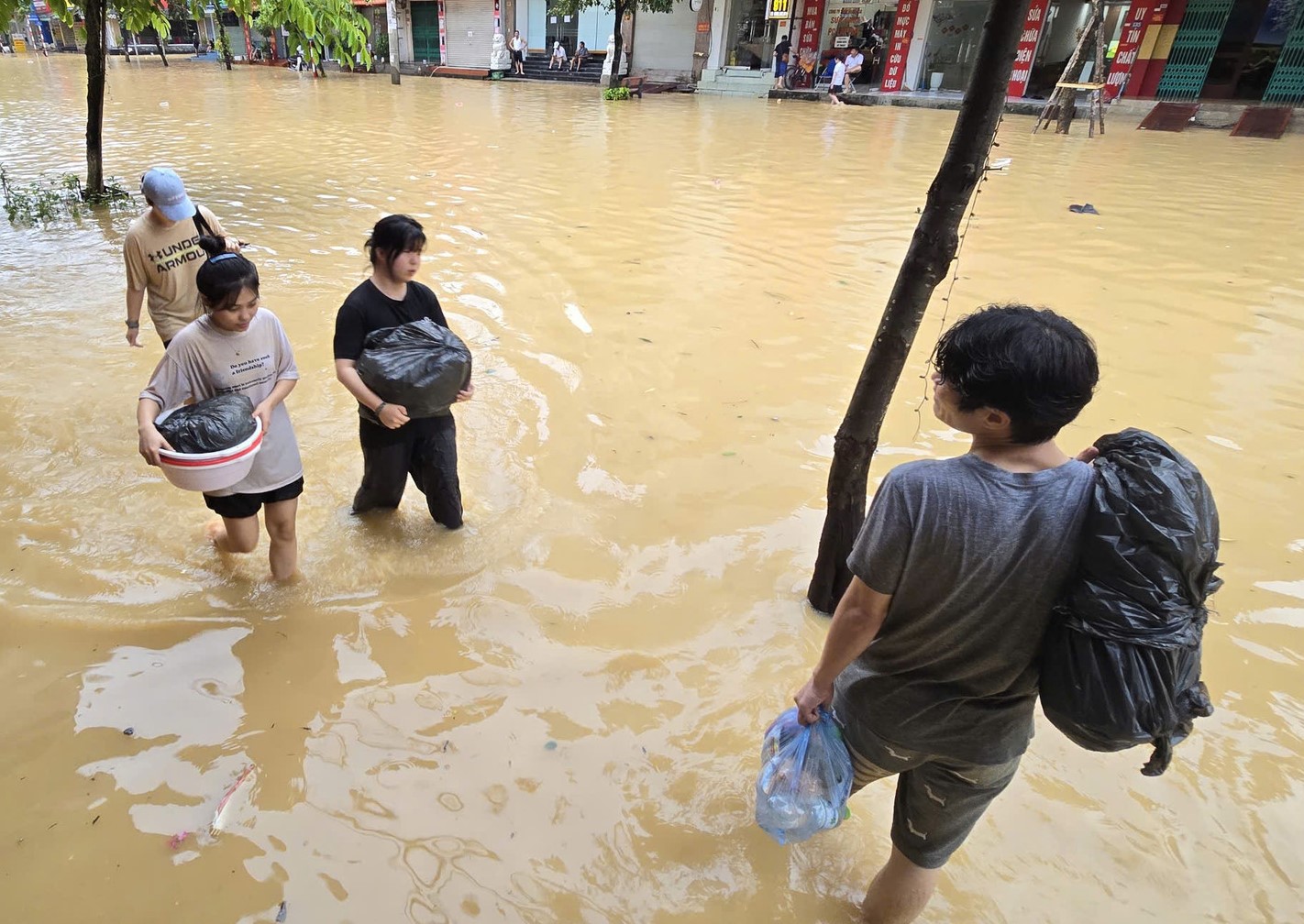 lội nước, cần mang ủng, găng tay, tránh để da tiếp xúc trực tiếp với bùn đất. Nếu có vết trầy xước, nên rửa sạch bằng nước sạch và các chất sát khuẩn. Ảnh: TP - HT lội nước, cần mang ủng, găng tay, tránh để da tiếp xúc trực tiếp với bùn đất. Nếu có vết trầy xước, nên rửa sạch bằng nước sạch và các chất sát khuẩn. Ảnh: TP - HT