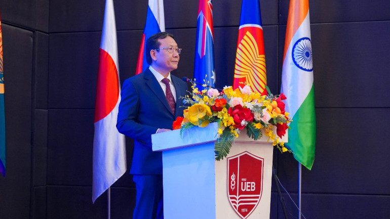Phó giáo sư, Tiến sĩ Nguyễn Hồng Sơn, Phó Trưởng Ban Chính sách, chiến lược Trung ương phát biểu tại hội thảo. Phó giáo sư, Tiến sĩ Nguyễn Hồng Sơn, Phó Trưởng Ban Chính sách, chiến lược Trung ương phát biểu tại hội thảo.
