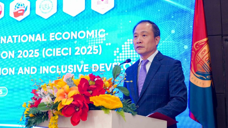 Phó giáo sư, Tiến sĩ Lê Trung Thành, Hiệu trưởng Trường đại học Kinh tế, Đại học quốc gia Hà Nội kỳ vọng Hội thảo CIECI 2025 góp phần đưa ra những khuyến nghị chính sách thiết thực nhằm thúc đẩy phát triển bao trùm và bền vững ở Việt Nam và trên thế giới. Phó giáo sư, Tiến sĩ Lê Trung Thành, Hiệu trưởng Trường đại học Kinh tế, Đại học quốc gia Hà Nội kỳ vọng Hội thảo CIECI 2025 góp phần đưa ra những khuyến nghị chính sách thiết thực nhằm thúc đẩy phát triển bao trùm và bền vững ở Việt Nam và trên thế giới.