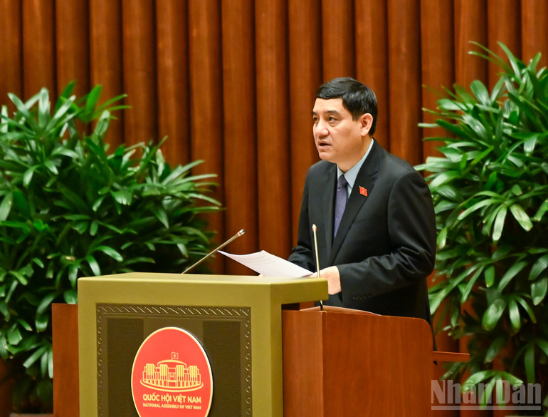 Chủ nhiệm Ủy ban Văn hóa và Xã hội Nguyễn Đắc Vinh nêu quan điểm thẩm tra. Chủ nhiệm Ủy ban Văn hóa và Xã hội Nguyễn Đắc Vinh nêu quan điểm thẩm tra.