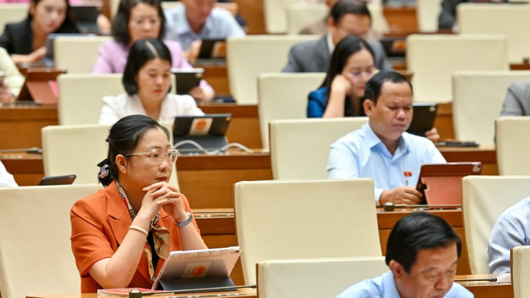 Các đại biểu lắng nghe Tờ trình dự án Luật Hàng không dân dụng Việt Nam (sửa đổi) Các đại biểu lắng nghe Tờ trình dự án Luật Hàng không dân dụng Việt Nam (sửa đổi)