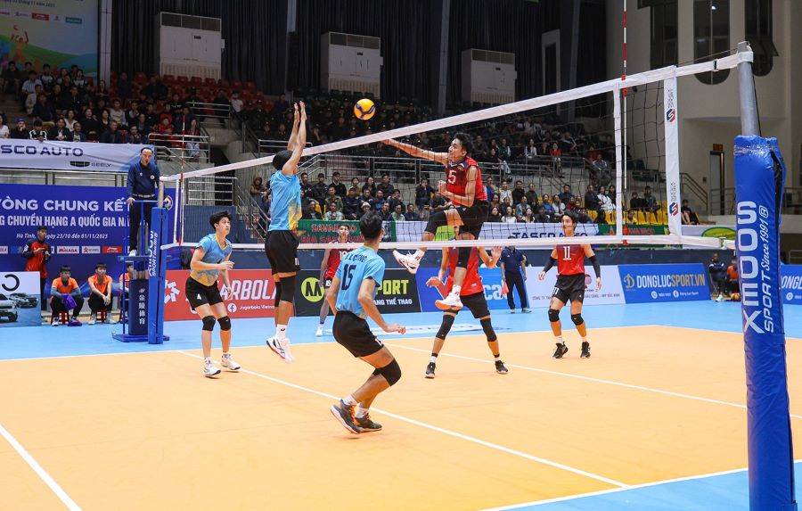 Ngay sau lễ khai mạc đã diễn ra trận đấu giữa Hà Tĩnh và Bộ Tư lệnh Cảnh sát cơ động.