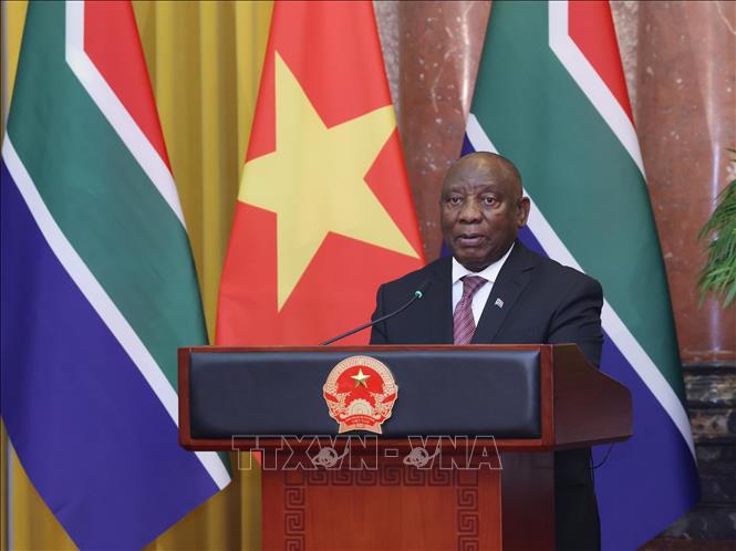 Tổng thống Nam Phi Matamela Cyril Ramaphosa gặp gỡ báo chí, thông báo về kết quả hội đàm giữa hai bên. Ảnh: Lâm Khánh/TTXVN Tổng thống Nam Phi Matamela Cyril Ramaphosa gặp gỡ báo chí, thông báo về kết quả hội đàm giữa hai bên. Ảnh: Lâm Khánh/TTXVN