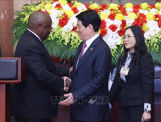 Chủ tịch nước Lương Cường và Tổng thống Nam Phi Matamela Cyril Ramaphosa tại cuộc gặp gỡ báo chí. Ảnh: Lâm Khánh/TTXVN Chủ tịch nước Lương Cường và Tổng thống Nam Phi Matamela Cyril Ramaphosa tại cuộc gặp gỡ báo chí. Ảnh: Lâm Khánh/TTXVN