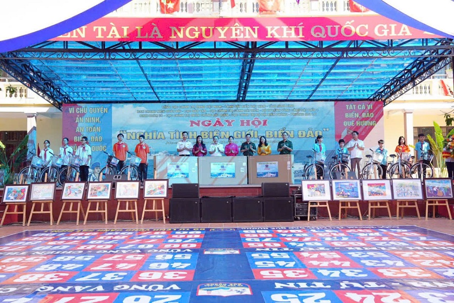 Ảnh 4: Chương trình ngày hội "Nghĩa tình biên giới biển đảo" tổ chức tại Hoa Lư, Ninh Bình Ảnh 4: Chương trình ngày hội "Nghĩa tình biên giới biển đảo" tổ chức tại Hoa Lư, Ninh Bình