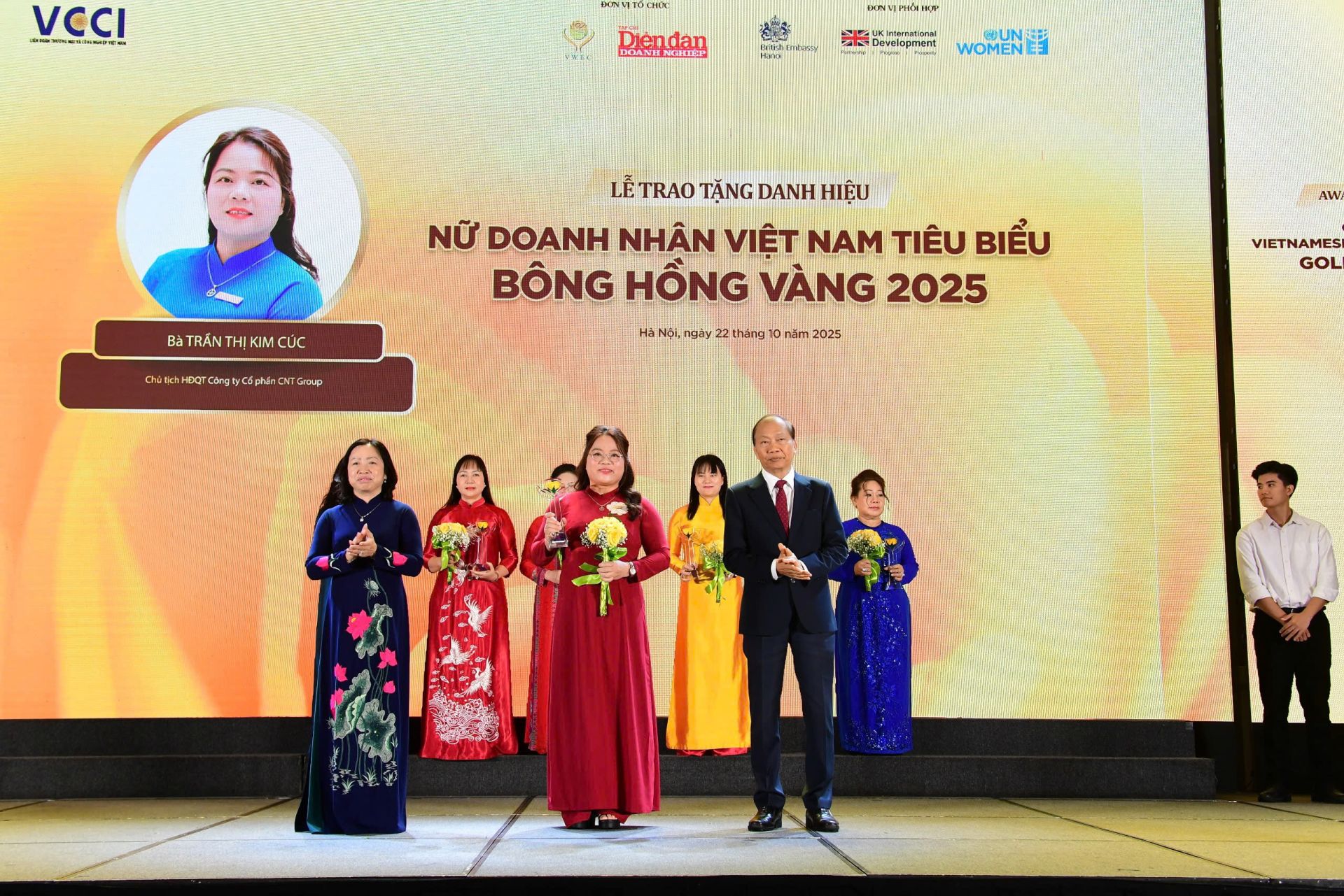 Bà Trần Thị Kim Cúc, Chủ tịch Hội đồng quản trị Công ty CP CNT Group nhận danh hiệu tại Lễ trao tặng