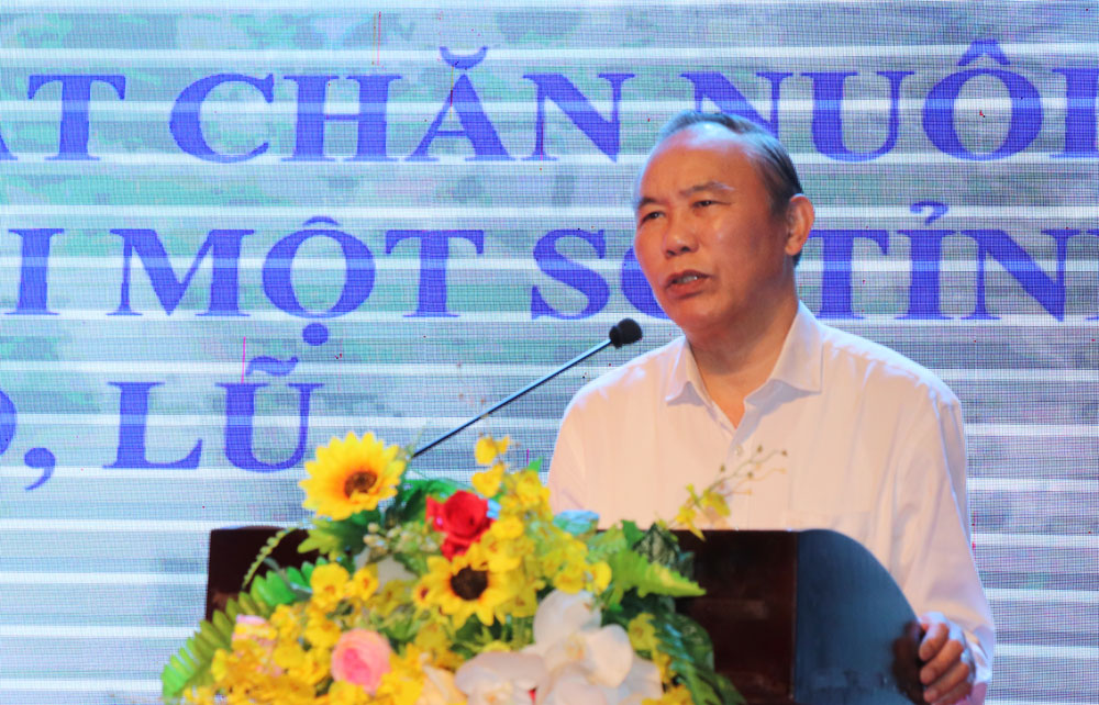 Đồng chí Phùng Đức Tiến, Thứ trưởng Bộ Nông nghiệp và Môi trường phát biểu tại hội nghị.
