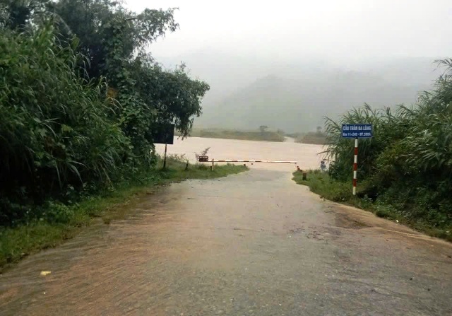 Mưa lũ đã gây ngập lụt, chia cắt cục bộ tại 14 điểm và 6 tuyến đường liên thôn trên địa bàn tỉnh. Mưa lũ đã gây ngập lụt, chia cắt cục bộ tại 14 điểm và 6 tuyến đường liên thôn trên địa bàn tỉnh.
