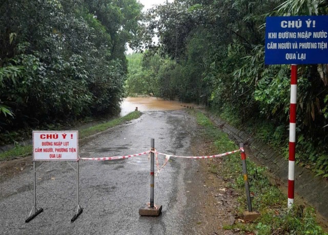 Mực nước các sông dâng cao khiến nhiều khu vực tại tỉnh Quảng Trị bị chia cắt. Mực nước các sông dâng cao khiến nhiều khu vực tại tỉnh Quảng Trị bị chia cắt.
