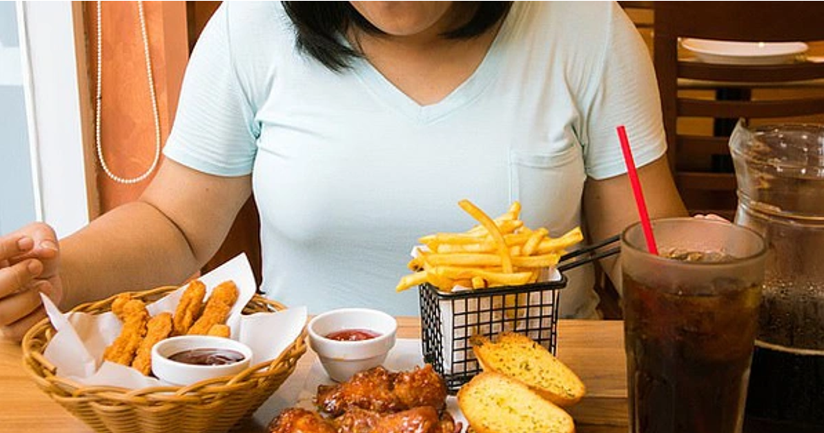 Người bị u nang buồng trứng nên hạn chế ăn đồ chiên rán nhiều dầu mỡ Người bị u nang buồng trứng nên hạn chế ăn đồ chiên rán nhiều dầu mỡ