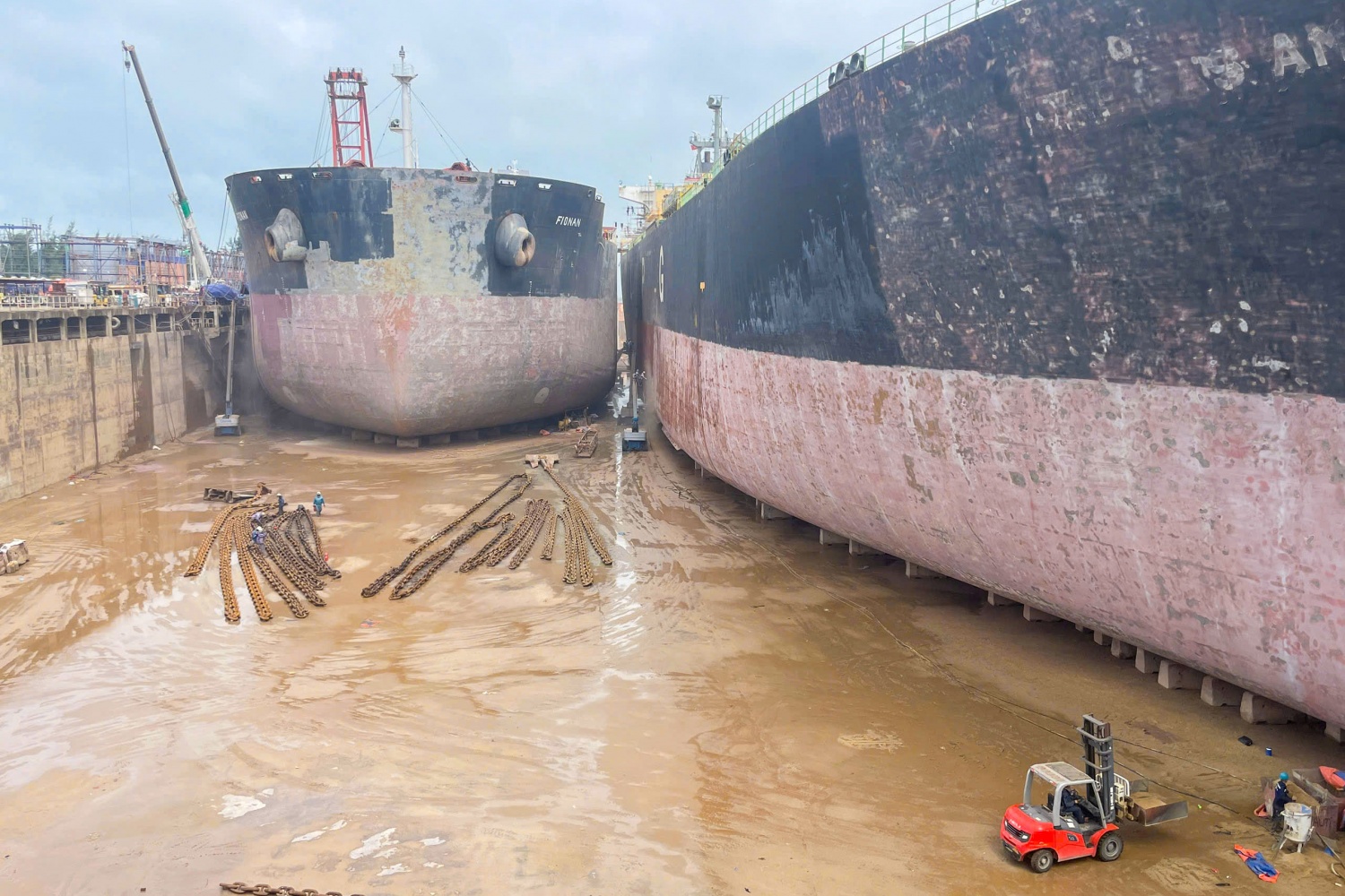 Dock sửa chữa PVSM hiện đang có 2 tàu được thực hiện bảo dưỡng, sửa chữa. Đơn vị sẽ căn cứ theo tình hình thực tế để triển khai các công việc phù hợp, đảm bảo vừa chống bão an toàn, vừa duy trì nhịp độ sản xuất kinh doanh