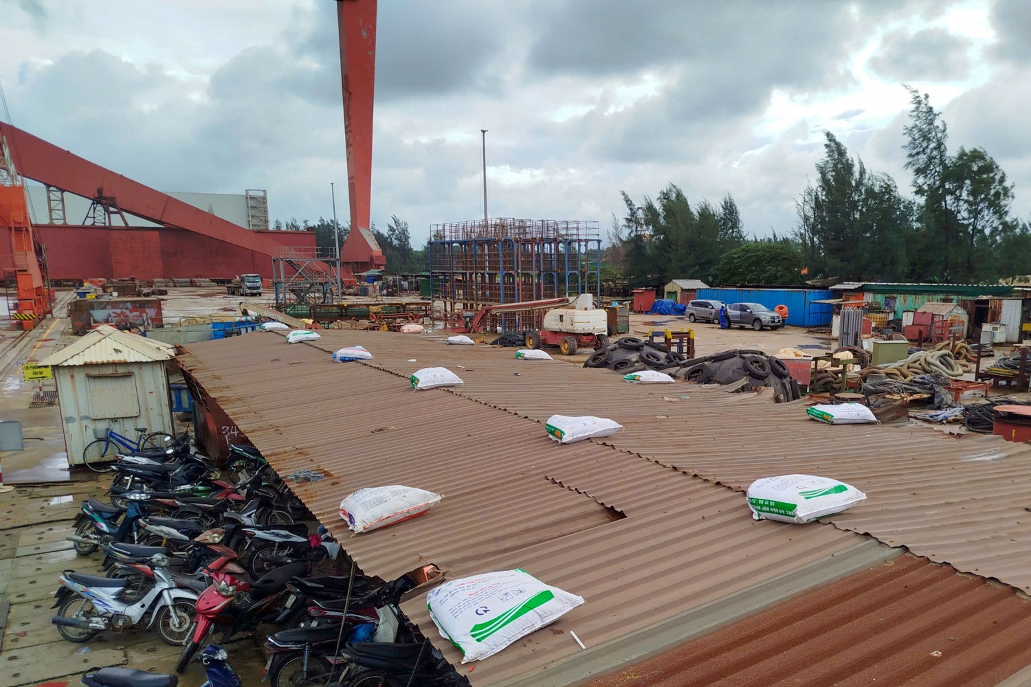 Các khu vực xung yếu đã được PVSM thực hiện chằng chống bằng bao cát